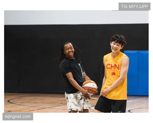 杨力维训练完直接拎爱马仕去吃米其林，这姐的日常比偶像剧还敢拍